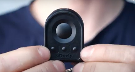 Comment programmer une nouvelle télécommande pour votre porte de garage sectionnelle Somfy ?